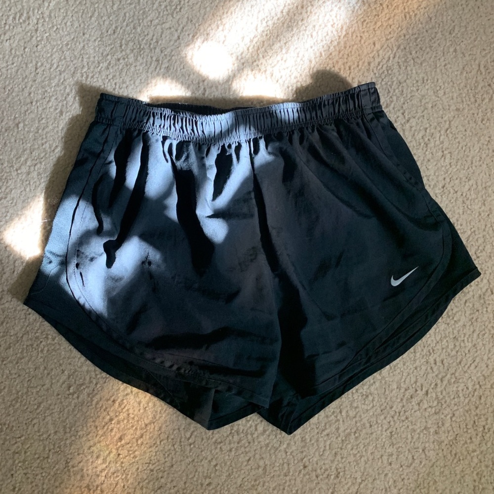 Black Nike shorts - M